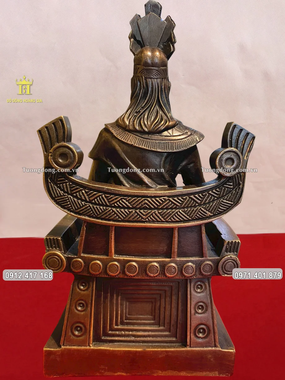 Hình ảnh phía sau của bức tượng